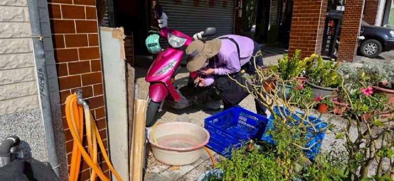 防疫團隊深入社區進行病媒蚊密度調查與衛教宣導全力守護市民健康 防疫團隊深入社區進行病媒蚊密度調查與衛教宣導全力守護市民健康